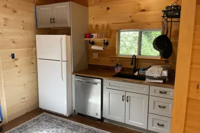 Image de Cabin on clean lake with great deck and dock