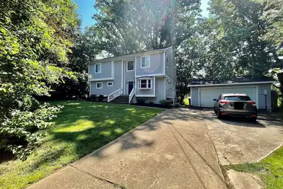 Image de Huge home 15 min to Dc 10 min to Tyson’s 4bed+den 3. 5ba 2 car garage sleeps 10