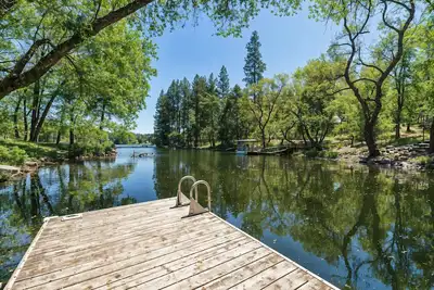 Image de Cozy Cabin On The Cove - Lakefront with Private Dock by Yosemite Region Resorts