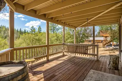 Image de Three Wild Turkeys - Amazing Outdoor Spaces! 2 Decks! by Yosemite Region Resorts