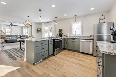 Image de Home away from home! Beautiful house all to you!