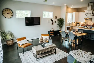 Image de Deluxe in Center of Houston Boho Chic, GroupChoice