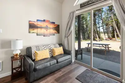 Image de Two Medicine Cabin at 406 Glacier Cabins