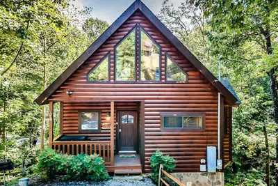 Image de Woodland Cabin with Game room, Arcade & Hot tub! Close to Pigeon Forge.