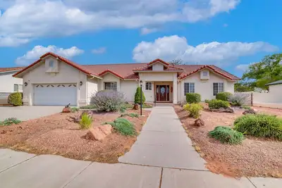 Image de 3 Mi to Lake Powell: Home w/ Patio & Waterfall