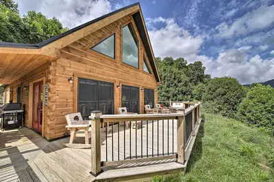 Image de Luxe Log Cabin w/ Modern Finishes & Mtn Views