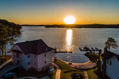 Image de Top-Floor Lakefront Condo – Heated Pool, Boat Dock & Sunset Views