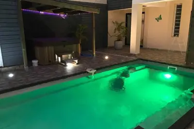 Image de Superbe logement avec piscine chauffée et Jacuzzi