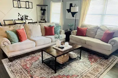 Image de Adversity Home - Open Concept, Firepit and Pacman Machine. Close to I-40/Airport