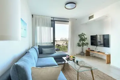 Image de Vibrant 2br apt w Balcony 5-min from the Beach