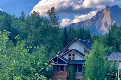 Image de Unique and Cozy Eco Friendly Straw Bale Home in Mountain Town
