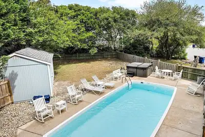 Image de 6 Br Beach House-5 min walk to beach! Heated Pool!