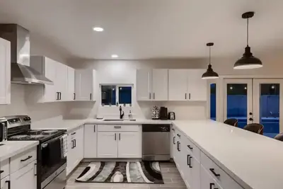 Image de Spacious Family Friendly 4 bedroom home w/ pool.