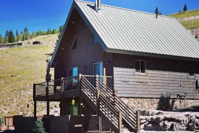 Beautiful cabin with amazing views. By hiking, biking, skiing and trail riding