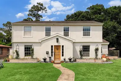 Image de Luxury 3-Bed Home & Edible Garden - 5 minutes from med center, nightlife & More!