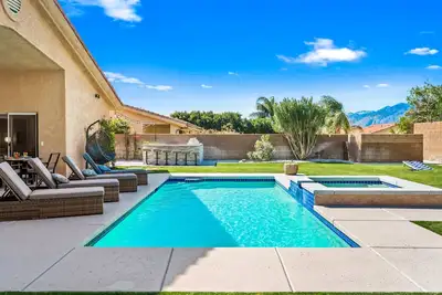 Image de New! Mountain Views, Saltwater Pool&Spa, Firepit and Outdoor Bbq and bar area