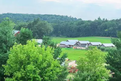 Image de Irish Acres Farm GLAMPGround\nDeluxe & Rustic Glamping\nHosting    \n1-22 persons