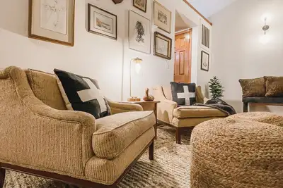 Image de Cozy cottage tucked in the woods. 5 minutes from Cave Point and Whitefish Dunes.