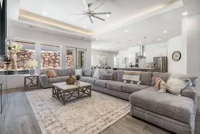 Image de Sand Hollow Poolhouse + Spa (From $399-Sleeps 23) Custom Home + Gaming