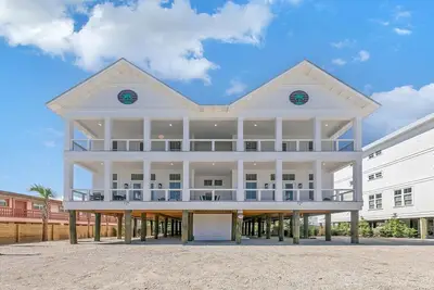 Image de 5 Br 4 Ba + Private Pool + Pickleball Fun