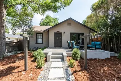 Image de Walk Downtown! High-end remodel w porch/2 firepits