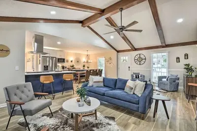 Image de Chic Lilburn Getaway w/Media Room + Fire Pit