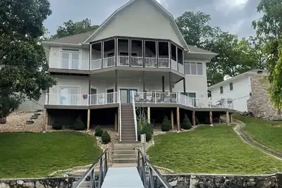 Image de Family fun vacation home! Sleeps 16! High dive, slide & bar on dock! Beautiful!