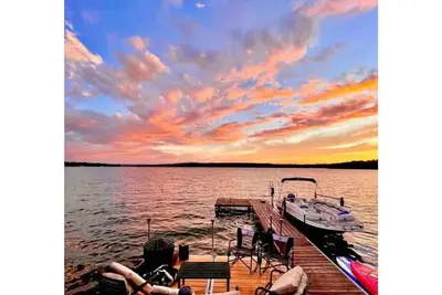 Image de Cheerful 3 bedroom cottage right on the lake!