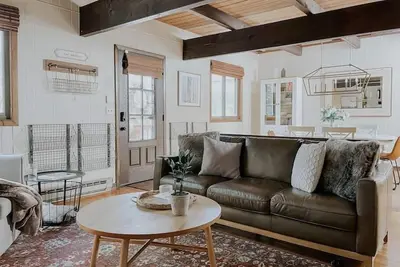 Image de New Pocono Cabin in Wooded Golf Community- 2 desks