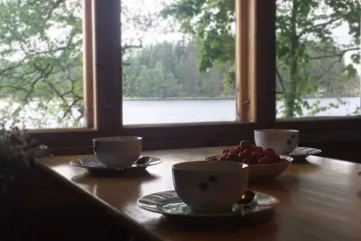 Image de Rentola, Cosy lakeside hideaway with Finnish sauna
