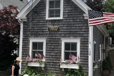 Image de Cobbler’s Cottage in the heart of the West End