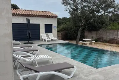 Image de Magnifique Villa Neuve Avec Piscine à Débordement de 8 x4 1, 65 de profondeur