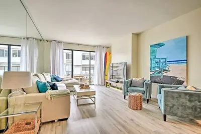 Image de Spacious beachfront condo retreat - views, free parking, pet-friendly