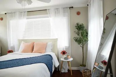 Image de Cozy Beach Block Home ~ Private yard with Bbq grill & Lounging Rooftop deck