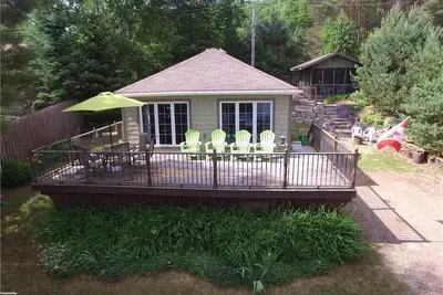 Image de Cheerful Waterfront Four Season Cottage