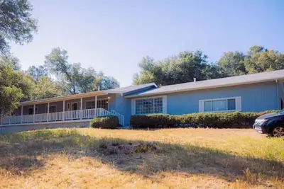 Large 3 Bedroom home on 2. 5 Acres with Bbq Deck!