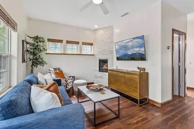 Image de Nau/Dt | Elevated 2 bdrm | Sleeps 6 | Dog Friendly