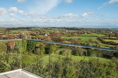 Image de Relax with panoramic views of Cardigan Bay, the mountains of Snowdonia and beaches of the Llyn.
