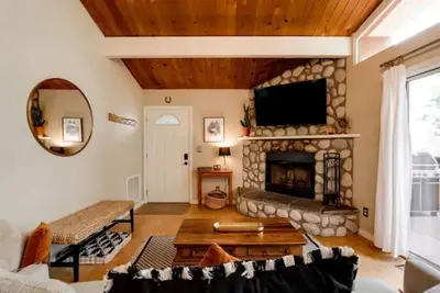 Image de Cozy lil' Cabin w/ Hot Tub and Ac! Walk to shops!