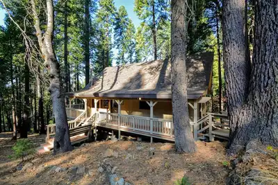 Image de Close to Bear Valley Ski Resort, Big Trees State Park, Hiking trails, and Lakes.