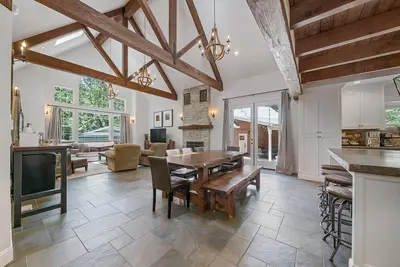 Image de 5 Br 5 Ba W/ Fenced Back Yard Steps Away From The Arnold Rim Trail