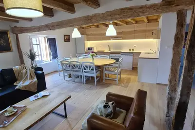 Family house with views of the Linares reservoir