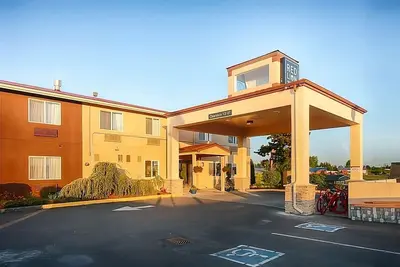 Image de Comfort Meets Affordability in Red Lion Inn & Suites Sequim! Free Breakfast!
