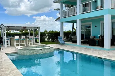 Image de House with Pool, Tiki Bar, and Dock\/Boat Slip in Treasure Cay, Abaco