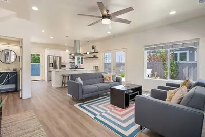 Image de Breezy 3 Bedroom Home Walking Distance to Downtown