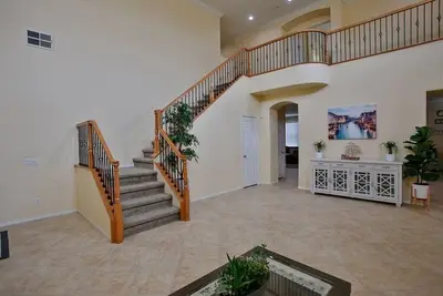 Image de This house is a 5 bedroom(s), 3 bathrooms, located in Eastvale, Ca.