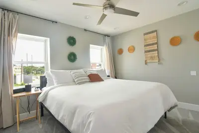 Image de Minutes to Downtown & Waterfronts with rooftop deck!