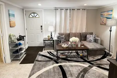 Image de Super Cute & Cozy Home with 65\"Tv, Grill, 3 beds, A C, Porch. .