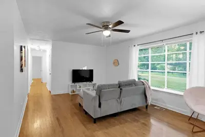 Image de Peaceful Modern Family Home in Fayetteville!