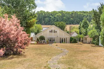 A beautiful house set in an acre of land, and within 20 minutes from the bustling City of London.